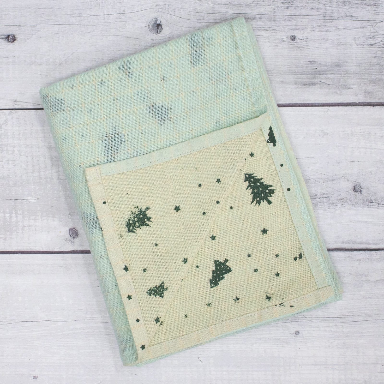 Zahya Printed Zero Twist Bath Towel – Frozen Water Zahya cotton zero twist bath towel in light green printed checkered pattern, folded, dual layer, highly absorbent and quick-dry, large size